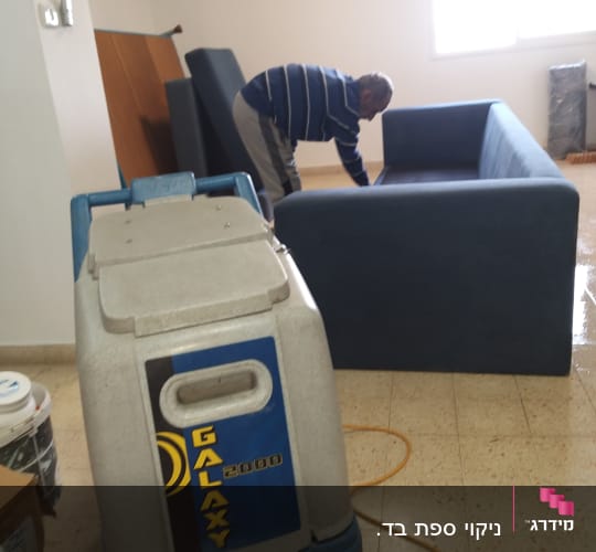מכונת ניקוי ספות עם איש מנקה ספה